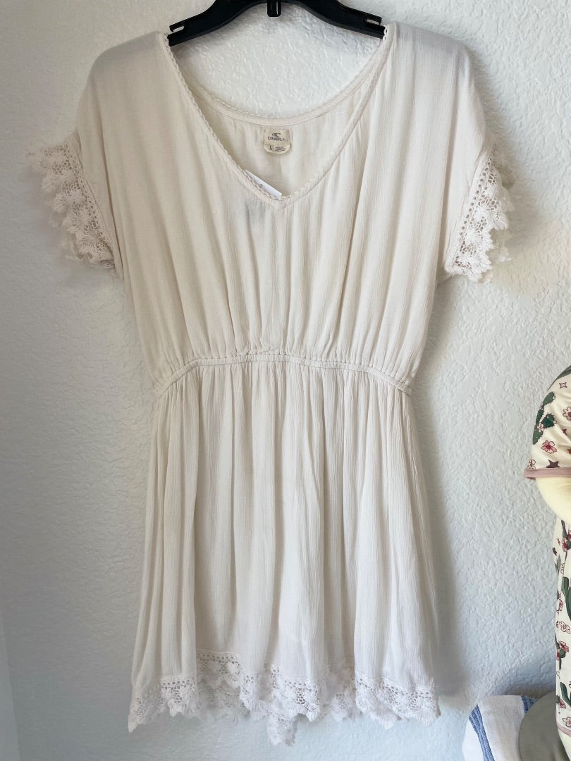L, White
