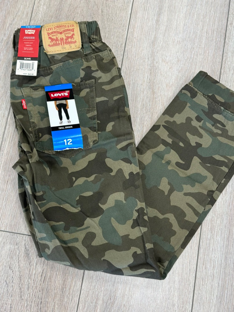 12, Levis Jogger