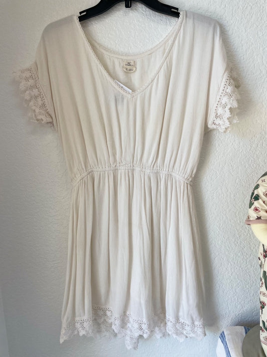 L, White